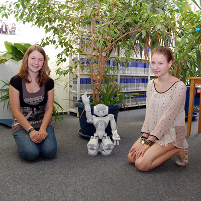Bild von Lisa und Anna mit Roboter